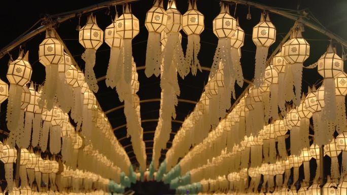 泰国清迈市中心，逾越节的纸灯笼装点着整个城市。