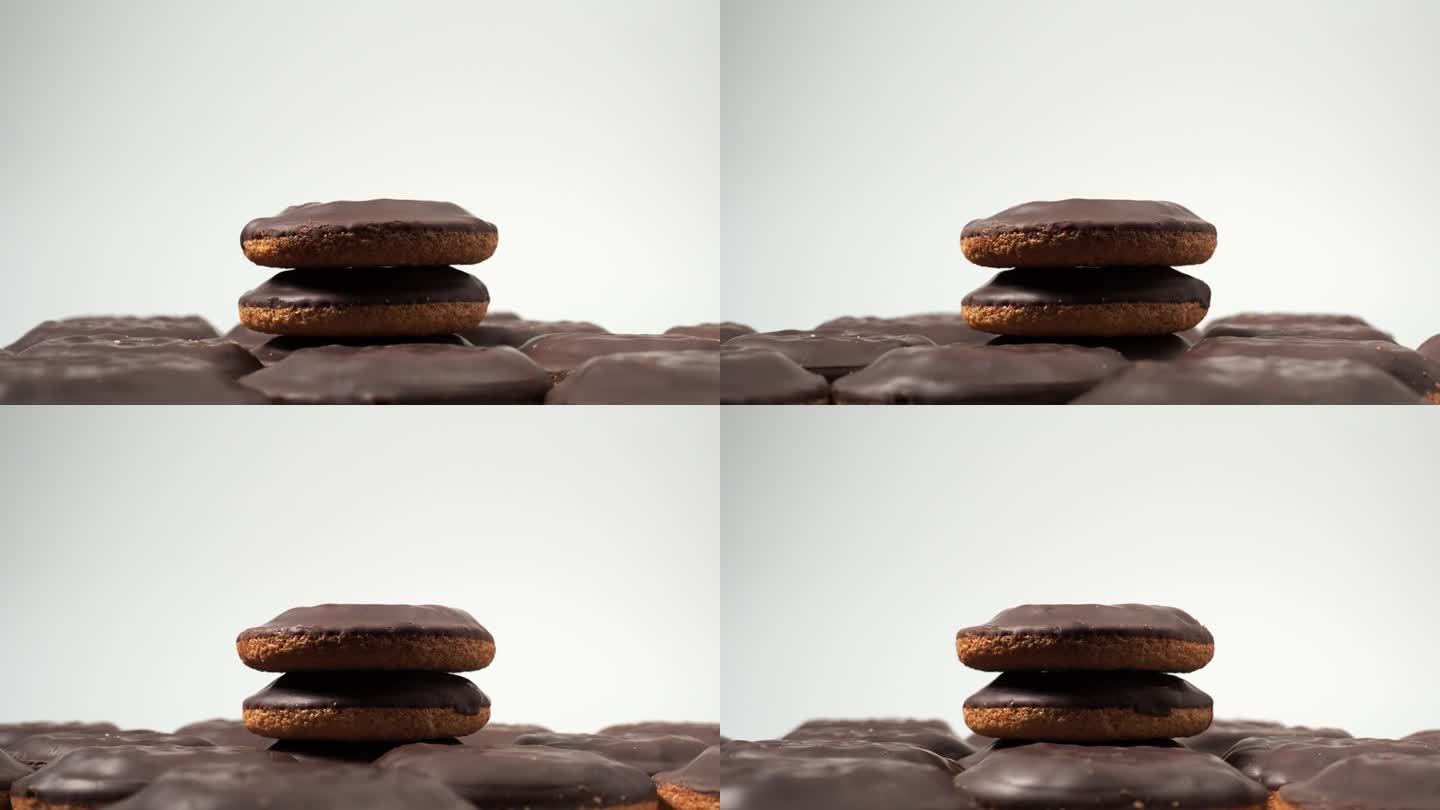 黑巧克力和橘子酱的旋转饼干。