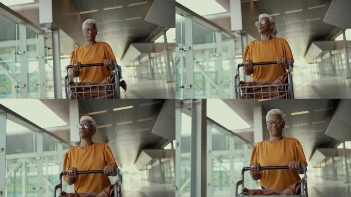 一位老年妇女在机场推着行李车走着