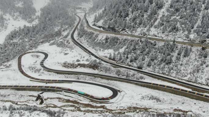 风雪中盘山公路