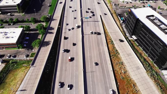 从上面看，犹他州里弗顿附近的I-15号公路就像一张动态的挂毯，各种形状和大小的车辆在繁忙的高速公路上