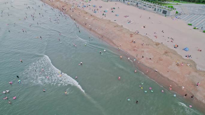 4k实拍沙塔浴场游人冲浪度假滨海旅游烟台