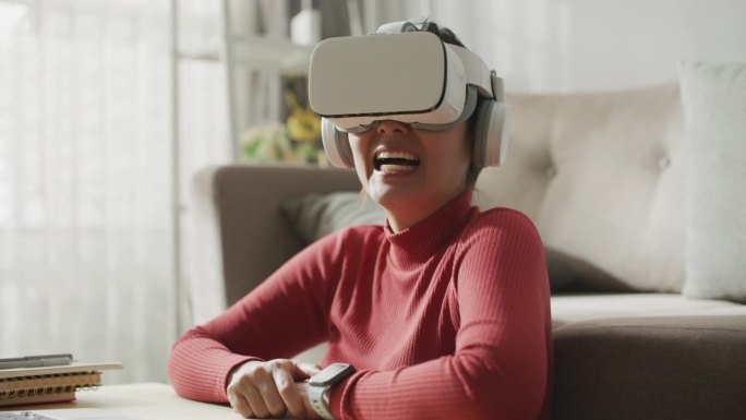 亚洲女性戴上VR眼镜观看娱乐节目