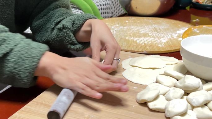 家庭包饺子擀皮主题视频