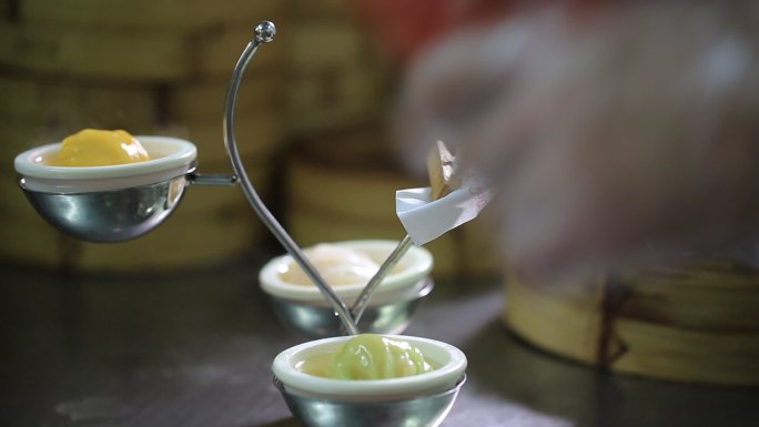 广式早茶 蒸饺出笼点缀摆盘 蒸饺制作过程