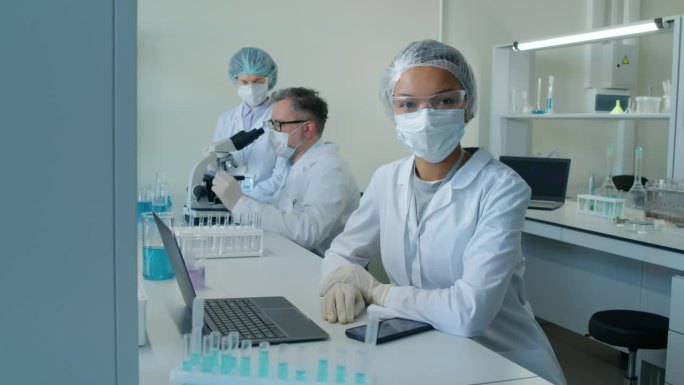 实验室里穿医服的女科学家