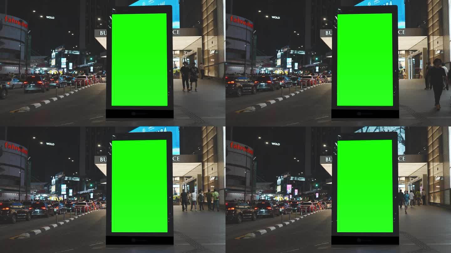 绿色模拟空白垂直广告牌在城市街道上的广告在吉隆坡，马来西亚