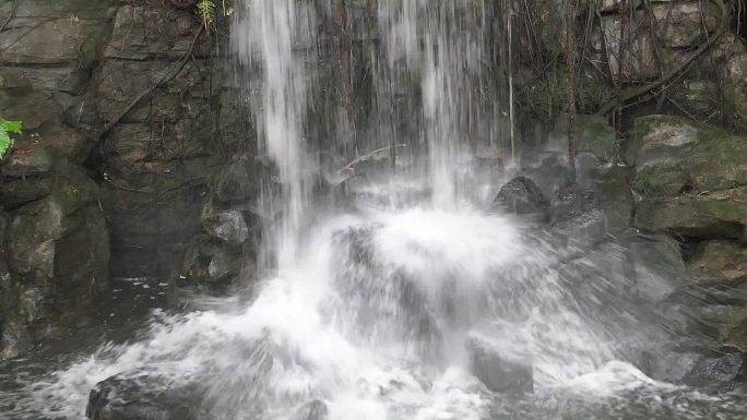 近距离瀑布特写