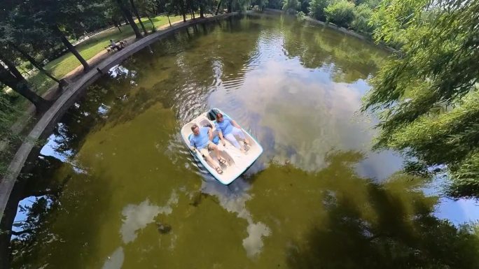 一对夫妇在布加勒斯特的湖面上乘坐双体船。