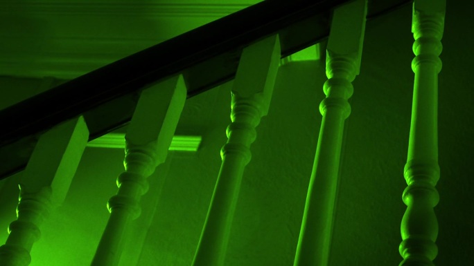 外星绿光照亮了楼梯