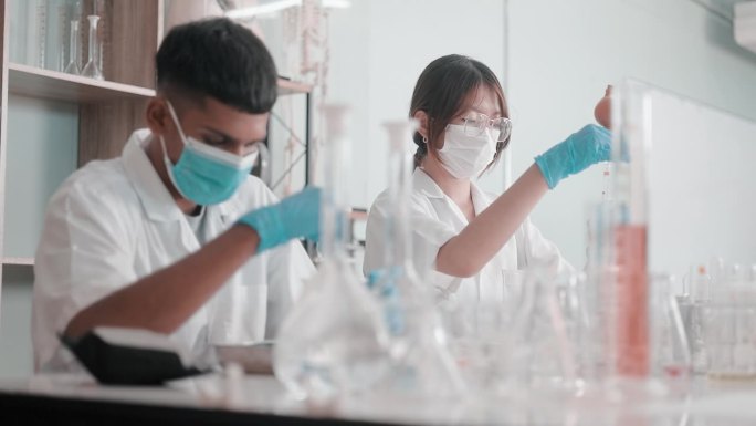 实验室技术员研究和开发抗病毒药物。