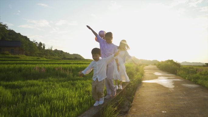 一群小孩田间逆光行走奔跑嬉戏阳光少年活力