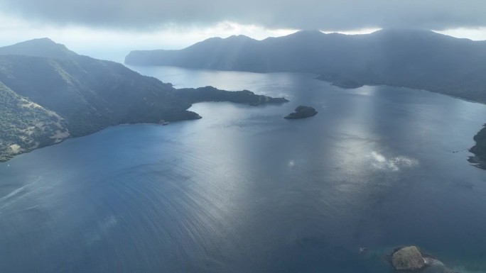 科莫多国家公园马蹄湾上空飘过的云层鸟瞰图