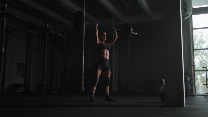 硬举和力量举，在健身房强壮的运动女性的全身肖像，举重杠铃