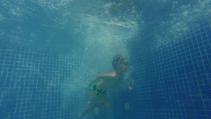 水下摄影儿童夏天游泳池跳水游泳玩耍