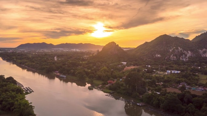 泰国北碧府桂河清晨的美丽景色