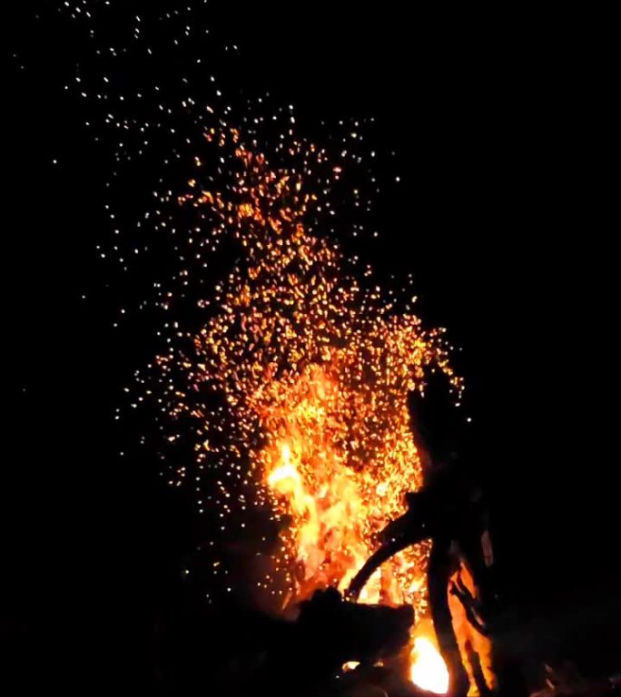 超级慢动作的火焰火花孤立在黑色背景。露营篝火。