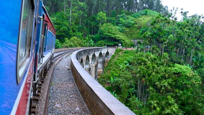 火车经过九拱桥或天空之桥。斯里兰卡