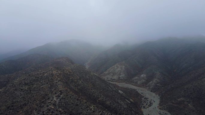 山脉云雾缭绕苍茫大地