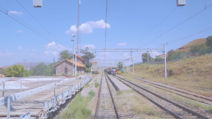 在偏远的农村地区，白天缓慢到达干线货运列车的4K镜头。