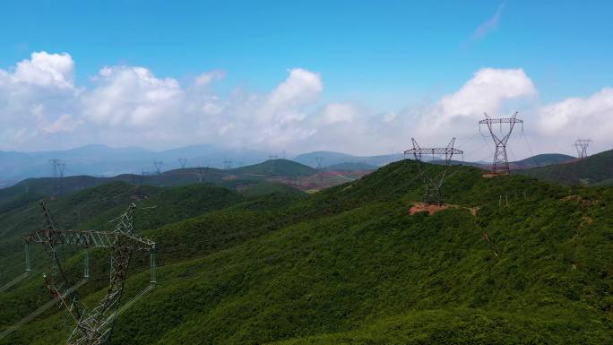 大山上的电力高压输电线路 铁塔