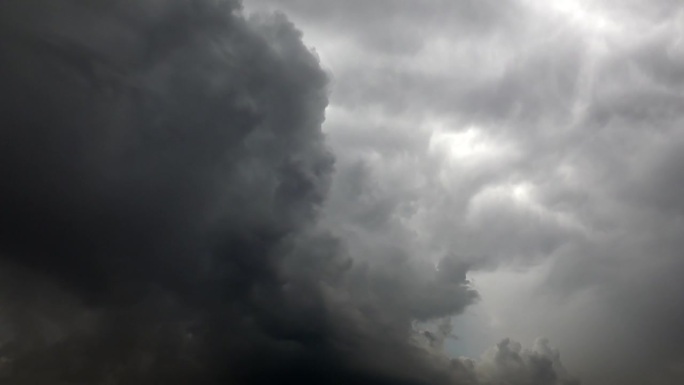 密集的积雨云在暴风雨后消散并开放