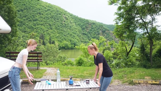 母女俩为户外野餐准备餐桌