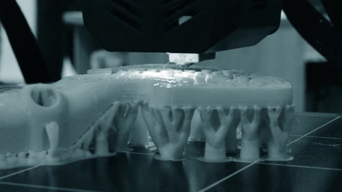 3 d打印机。3D打印机打印过程特写。3D打印机用熔融塑料制造物体。3 d打印技术。创新增材机器人技