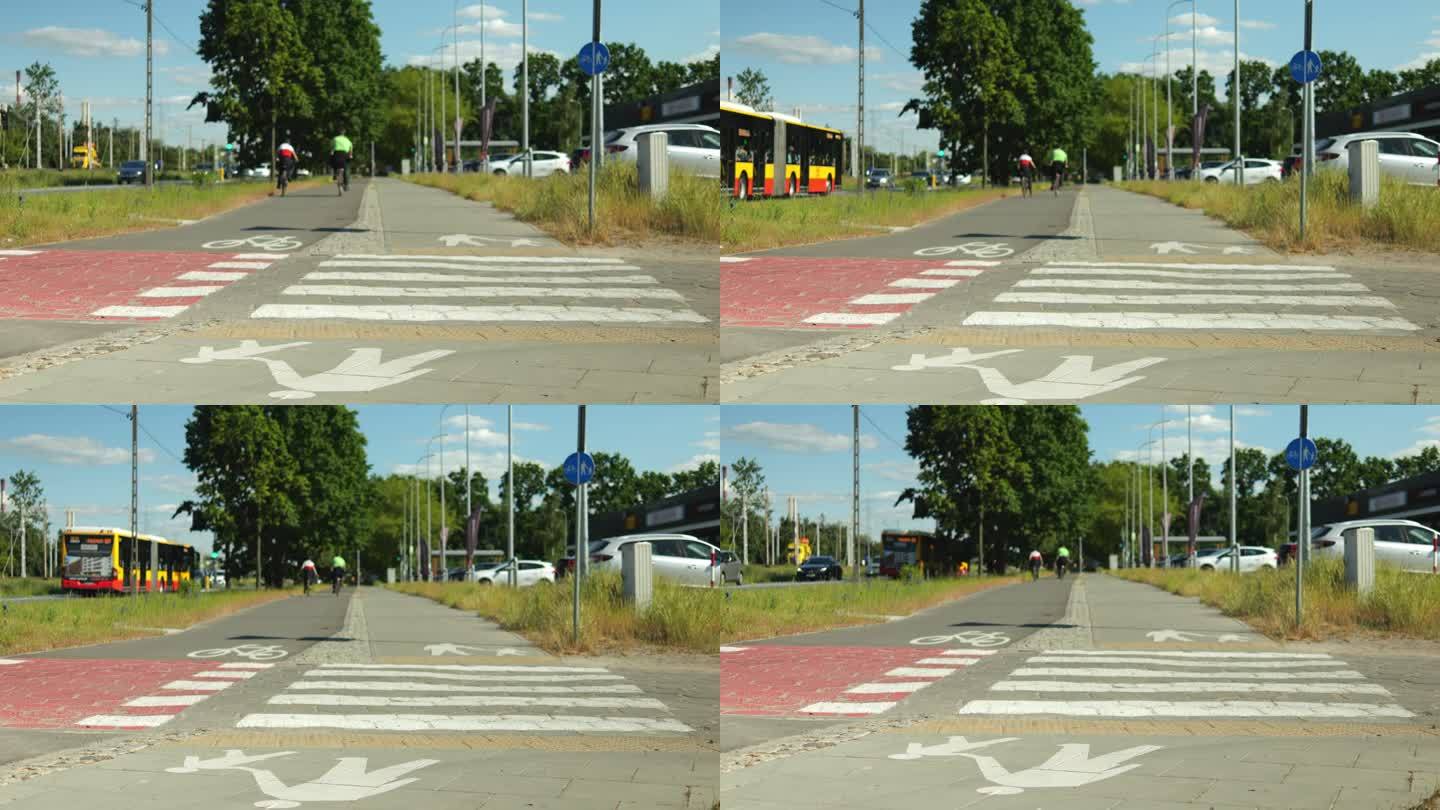 沥青和铺砌的自行车道和白色油漆的人行道标志。城市郊区道路专用道和人行道基础设施