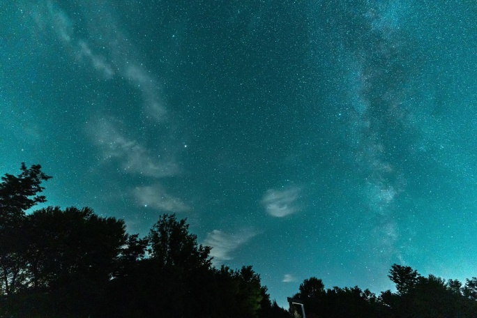 大山森林道路旁上空的暗夜星空银河延时摄影