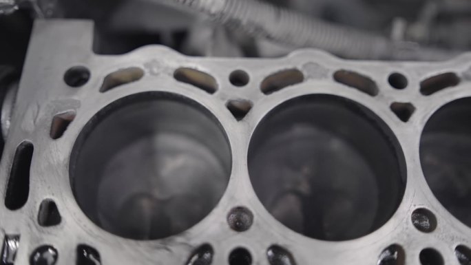 四缸汽油机开式缸体在修理厂的工作循环
