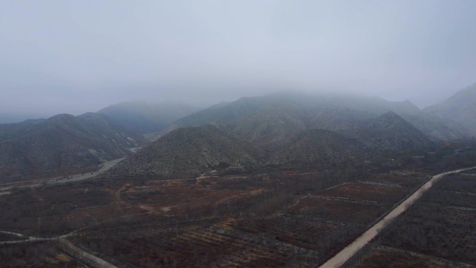 山脉云雾缭绕苍茫大地大场景