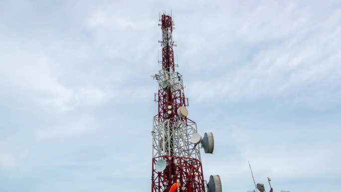 电信塔在天空和云的背景下的时间变化