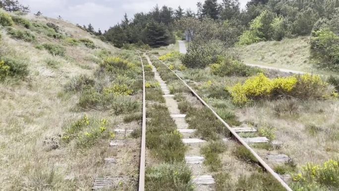 丹麦荒凉地区的旧铁路自行车道