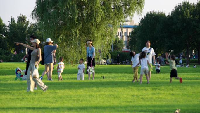 公园一家人玩耍幸福生活