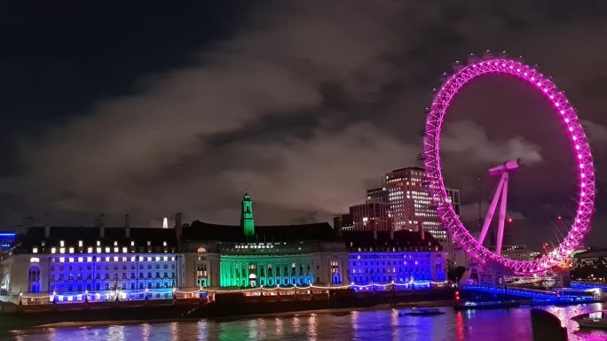 泰晤士河上灯火通明的伦敦眼