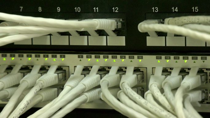 服务器的背景灯指示灯和网线