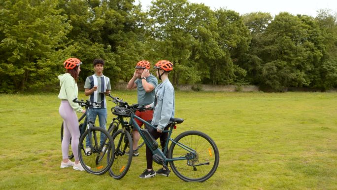 社区单车骑行须知运动员体育老师讲课赛车草