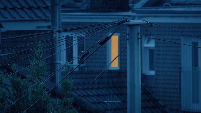 雨夜郊区住宅的灯开与关