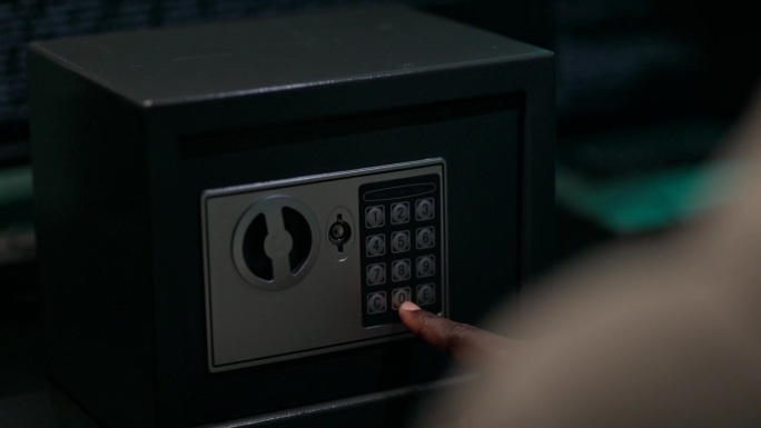 黑客打开保险柜取外置硬盘
