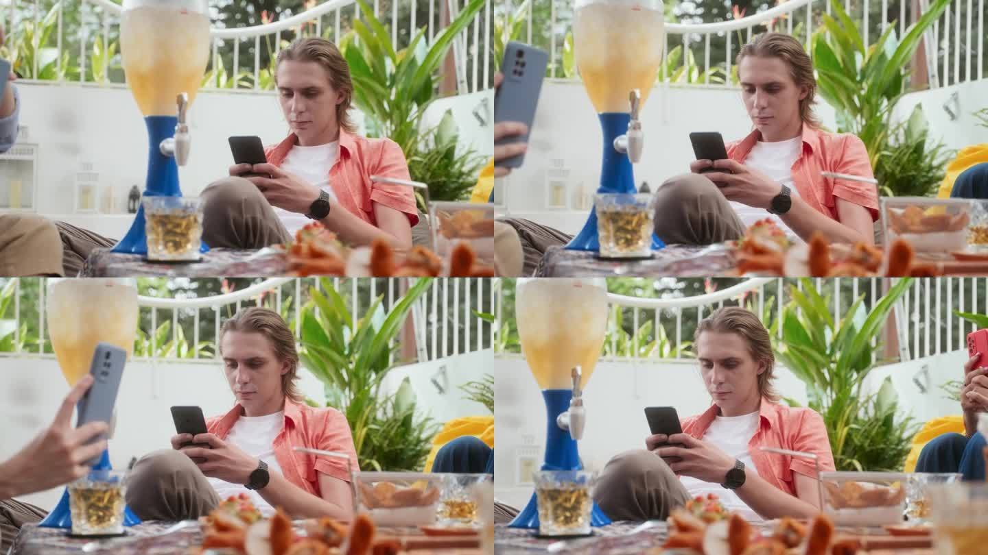 朋友们刷社交网络，在咖啡馆里拍桌子和小吃的照片