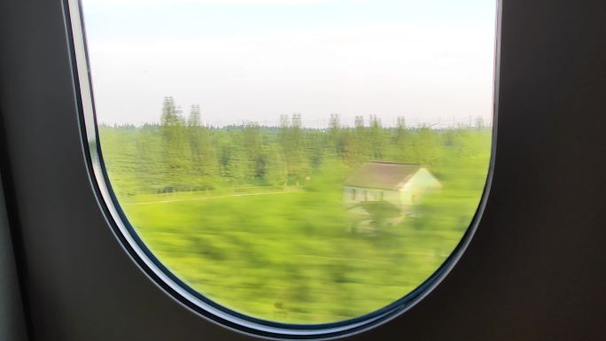 高铁窗外回家的路