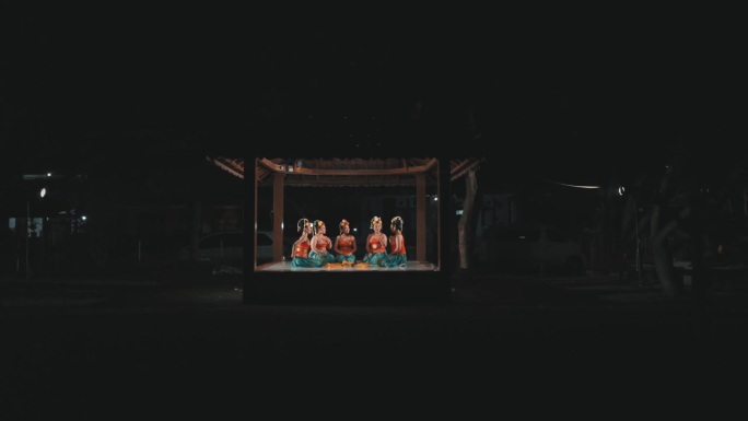 一群印尼传统舞蹈演员和朋友们在一个亭子里欢聚一堂
