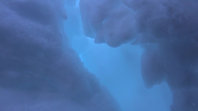 浅蓝色冰洞内冻冰裂缝和洞洞裂缝