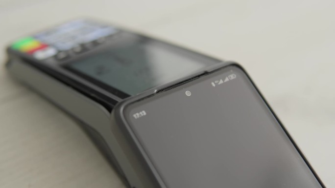 NFC技术使支付简单快捷。看看如何使用智能手机通过POS终端付款。通过电话、电子钱包进行非接触式支付
