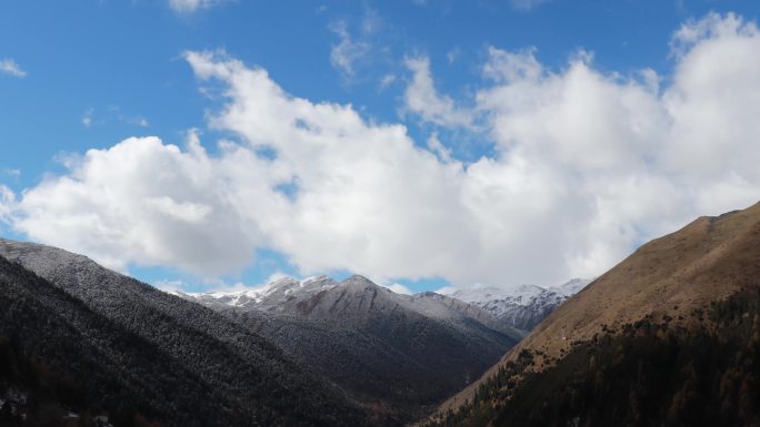 川西高原雪域高原雪山峡谷蓝天白云流云延时