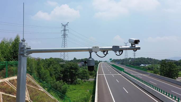 实拍智慧高速公路现代化电子监控设备