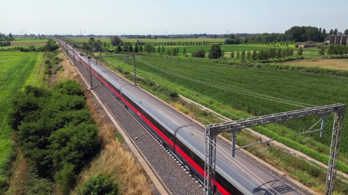 从米兰到罗马的高速铁路，时速300公里，从无人机上看，这是游客和乘客在意大利旅行的更快方式，旅游目的