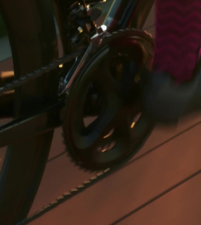自行车车轮转动，自行车卡带和链条，拉近距离。垂直视频