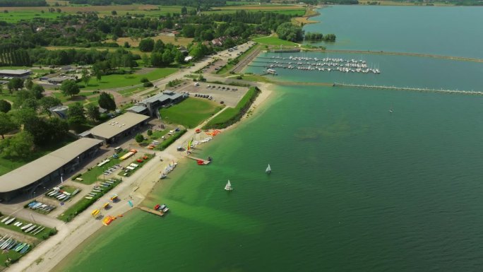 法国香槟区中心的东方湖拍摄。法国海滩人工湖的鸟瞰图，湖水平静清澈